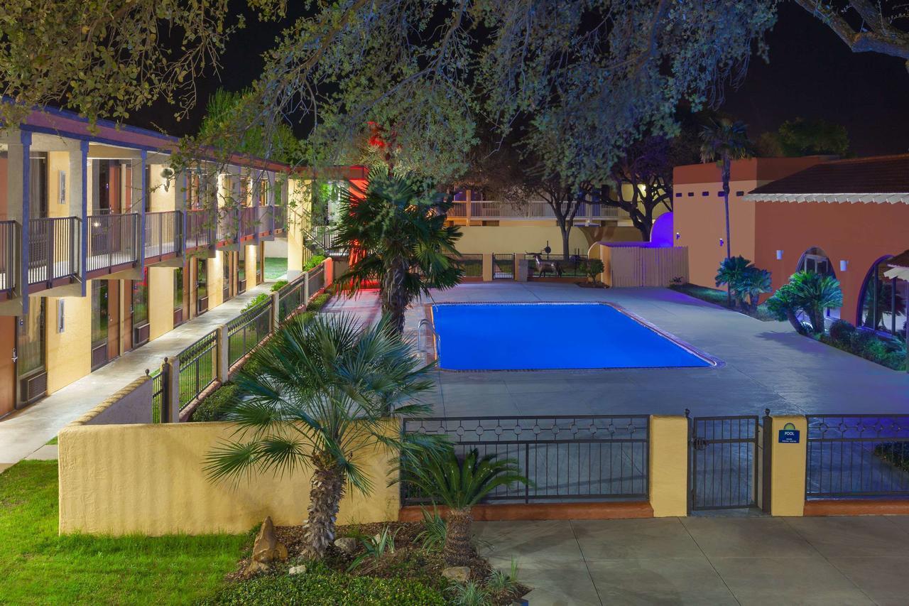 Days Inn By Wyndham Uvalde Dış mekan fotoğraf