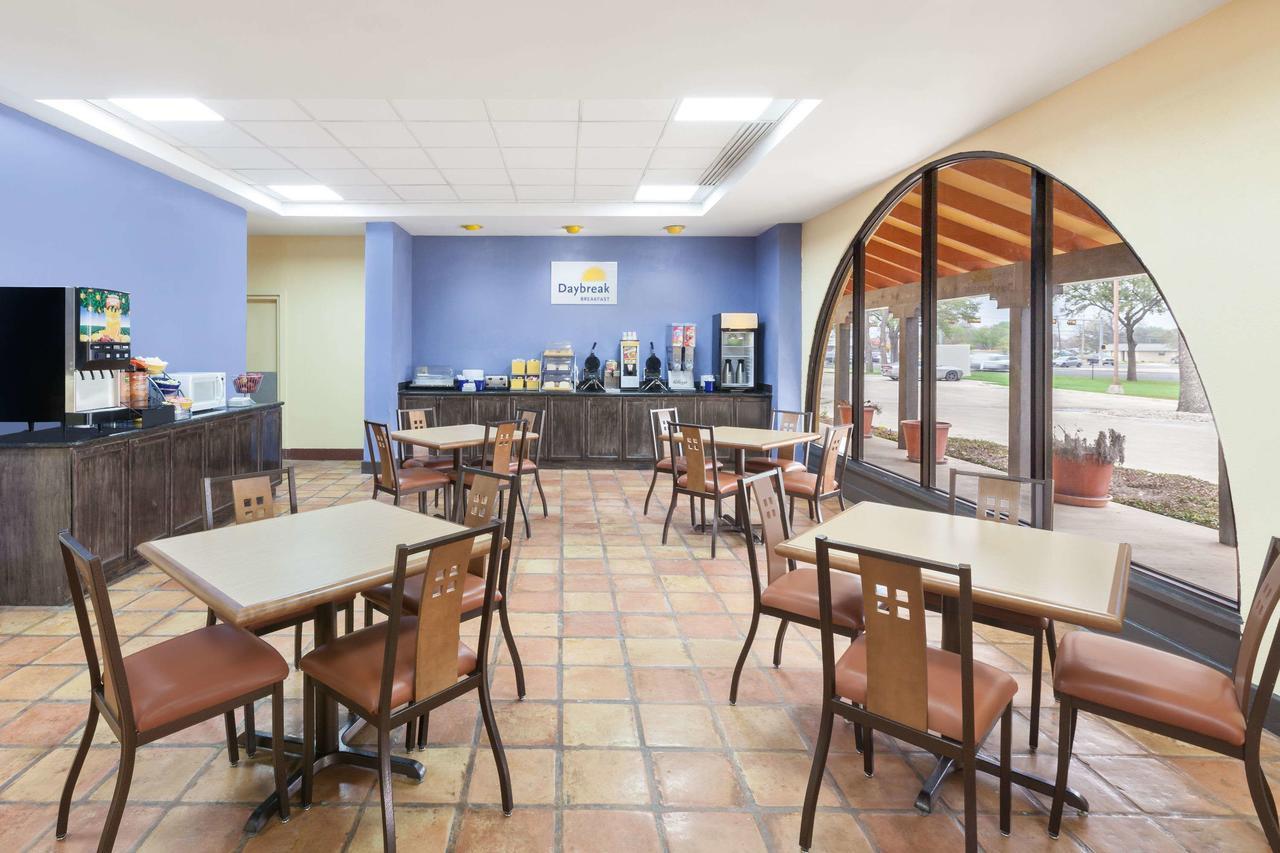 Days Inn By Wyndham Uvalde Dış mekan fotoğraf