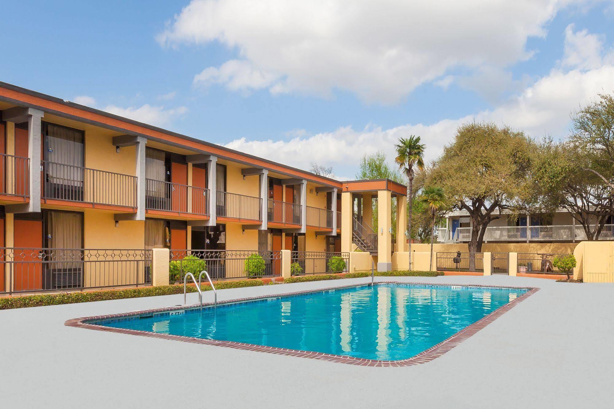 Days Inn By Wyndham Uvalde Dış mekan fotoğraf