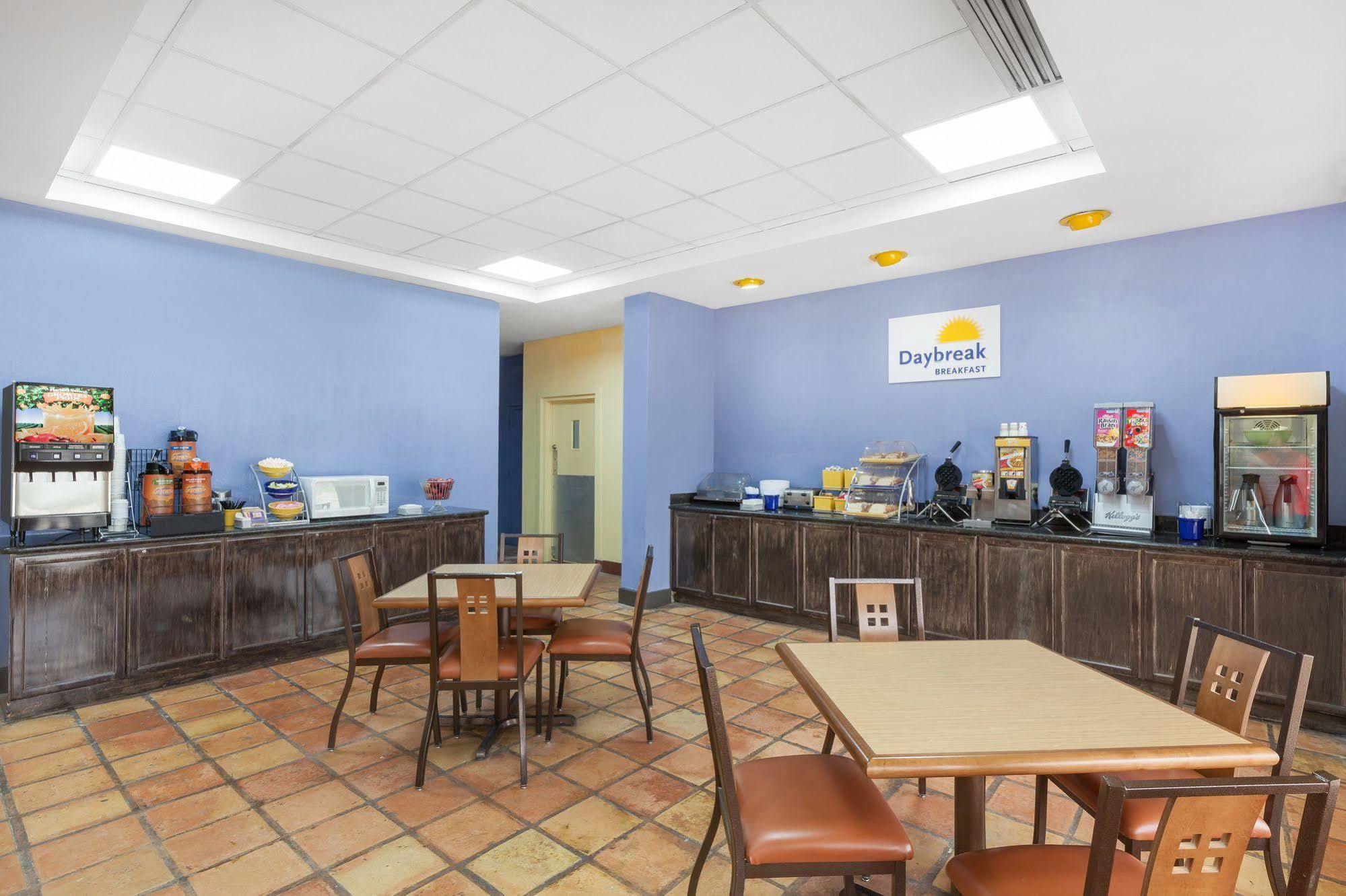 Days Inn By Wyndham Uvalde Dış mekan fotoğraf
